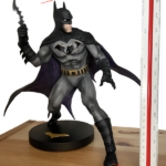Batman ist in dieser Form knapp 28cm groß.